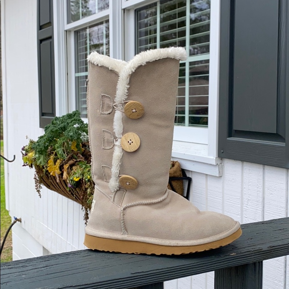 Bailey Button Triplet Boot in ****SAND / CREAM****